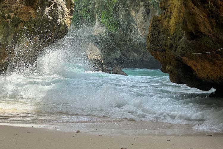 blue point beach ombak