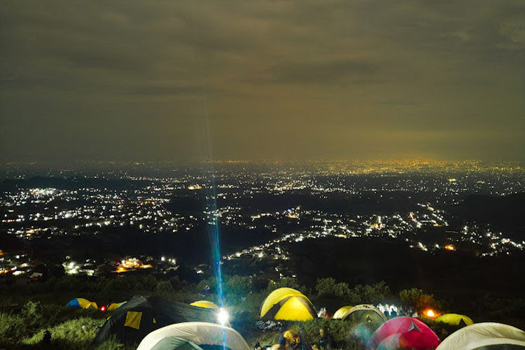 bukit paralayang kemuning camping malam hari