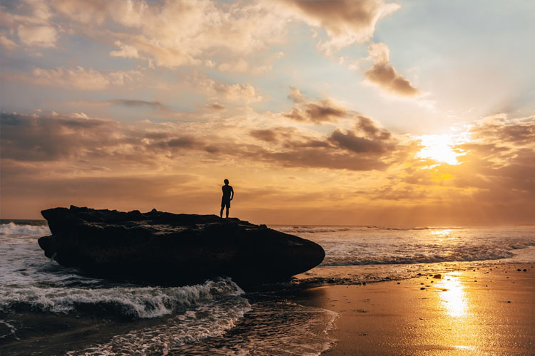 pantai pasut bali sore hari