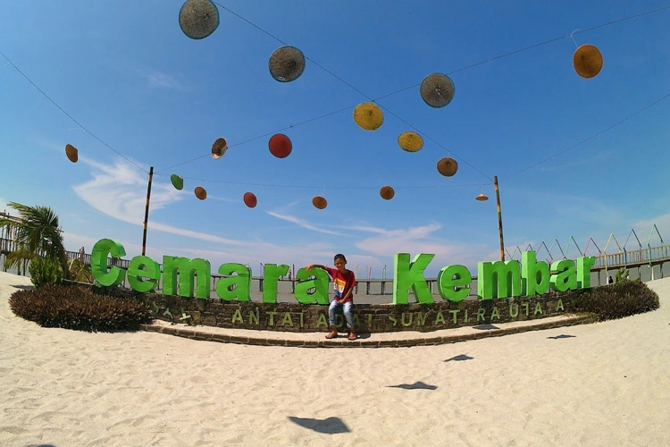 pantai cemara kembar