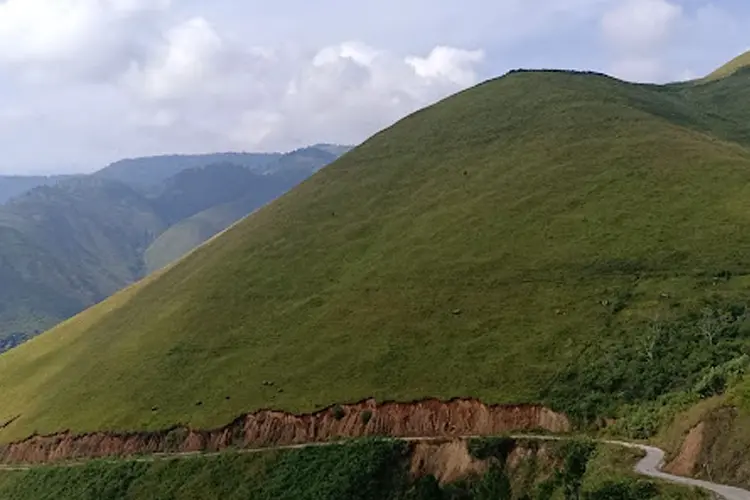 bukit holbung samosir