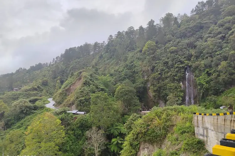 tempat wisata di samosir Air Terjun Sigarattung