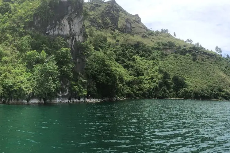 Tempat Wisata di Parapat yang Lagi Hits Batu Gantung