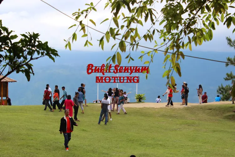 Tempat Wisata di Parapat yang Lagi Hits Bukit Senyum