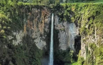 tempat wisata di tongging Air Terjun Sipiso-piso