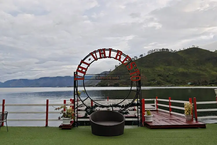 tempat wisata di tongging Vhivhi Resto Tongging